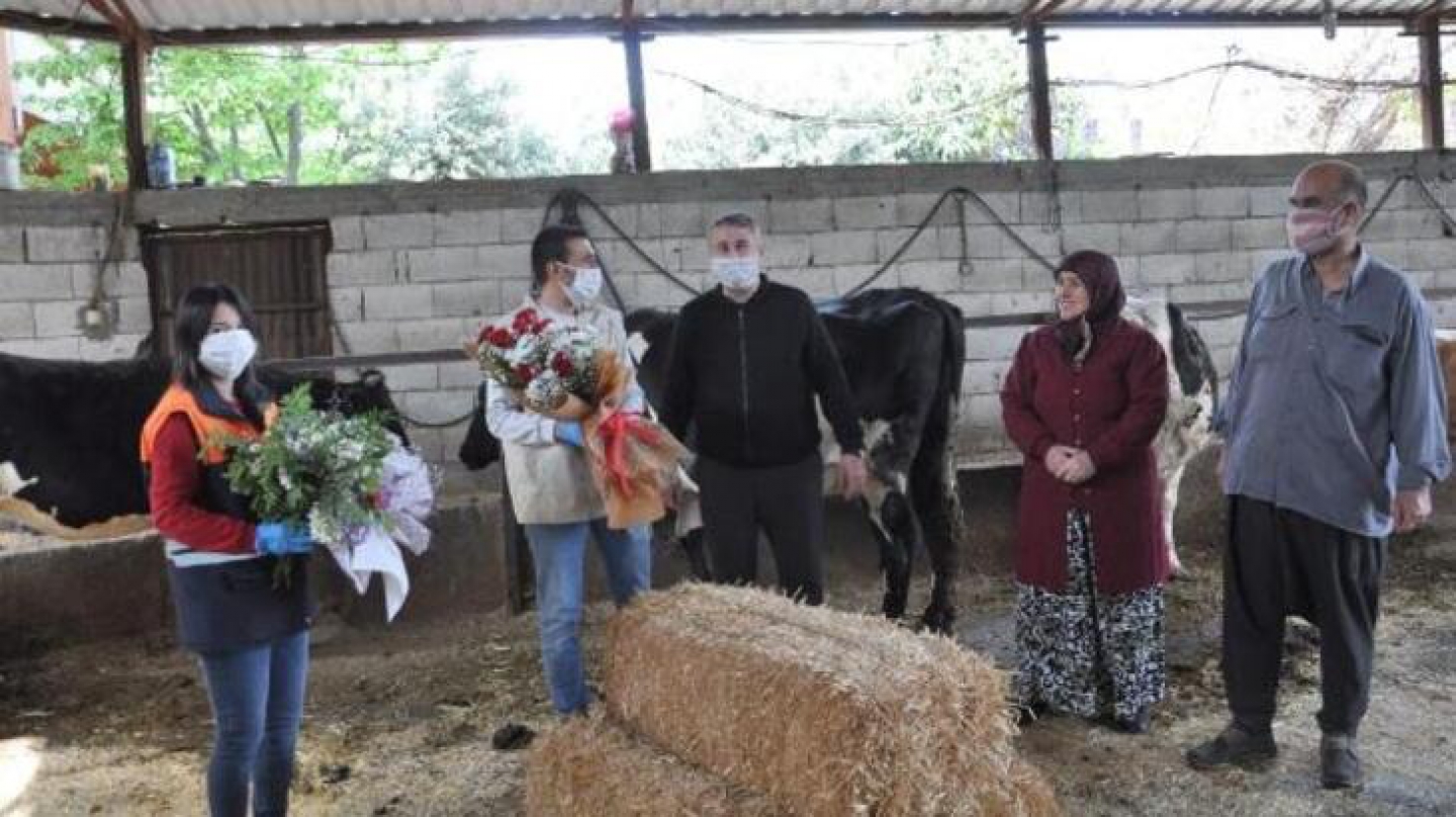 İhbarla çağırıp, veteriner hekimler gününü kutladı